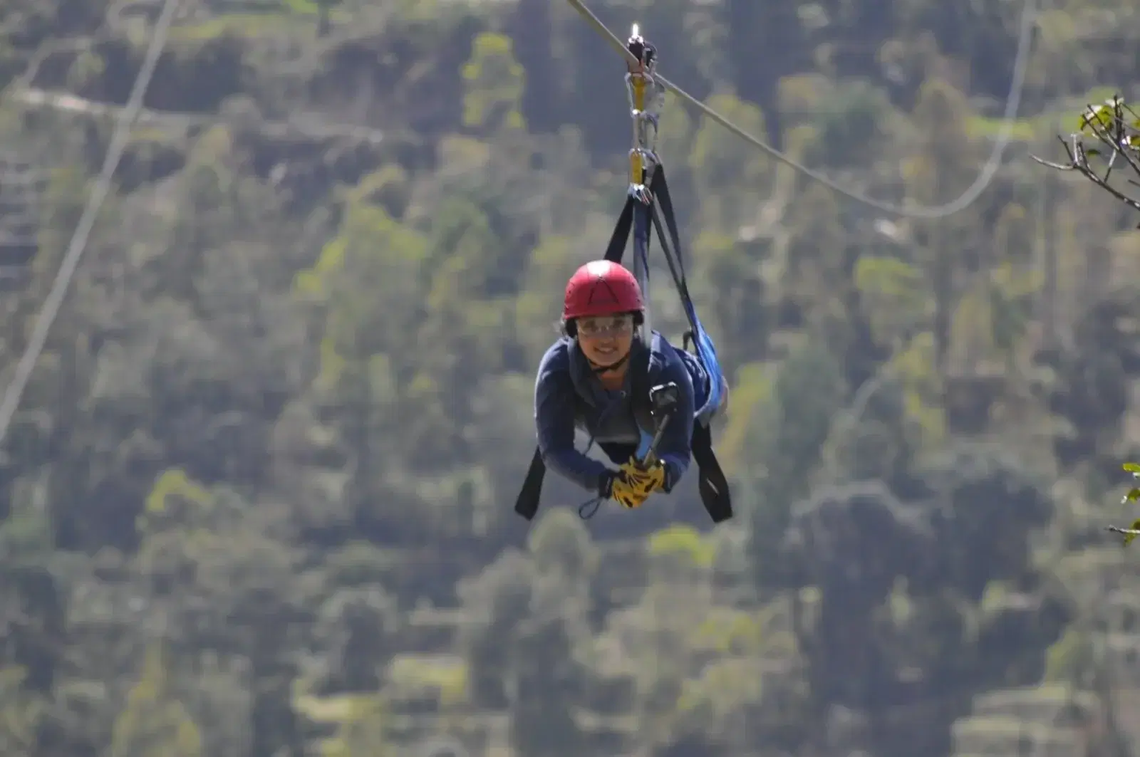 Giant swing rider over the valley at YOYO Adventure Park — 200 m arc