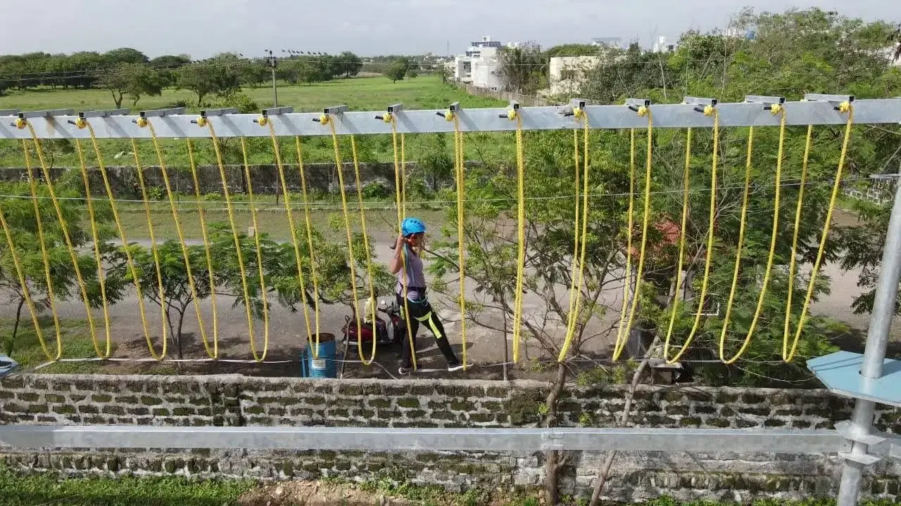 Rope loops crossing element at the Porbandar school ropes course