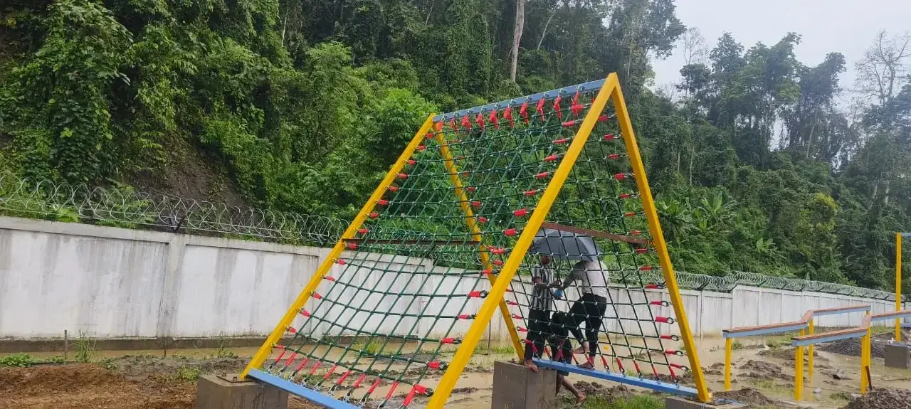 Net element during installation at the Deomali course